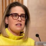 Comment la décision de Kyrsten Sinema rend la carte du Sénat démocrate plus serrée pour 2024