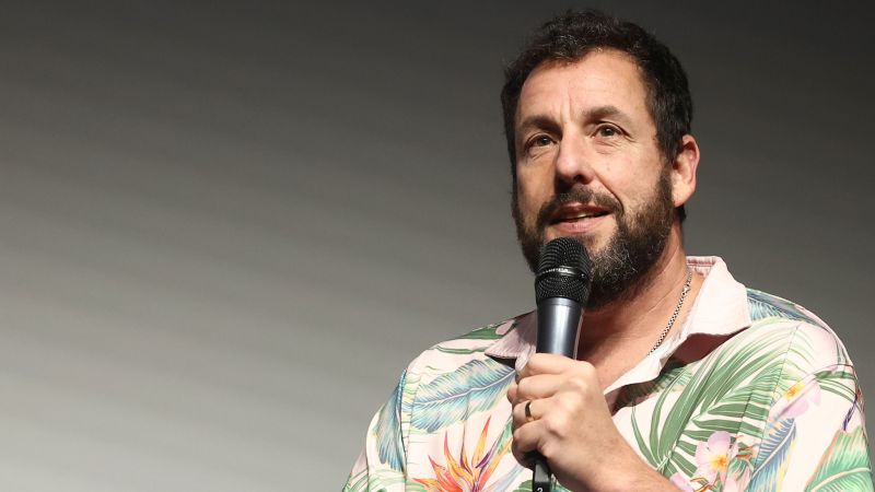 Adam Sandler est toujours ému en chantant la douce chanson de Chris Farley