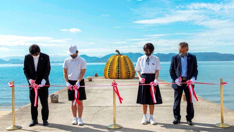 La sculpture de citrouille jaune de Yayoi Kusama est de retour sur l’île de Naoshima, au Japon