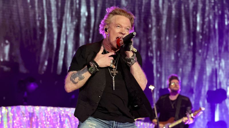 Axl Rose cessera de lancer le micro après qu’un fan aurait été blessé