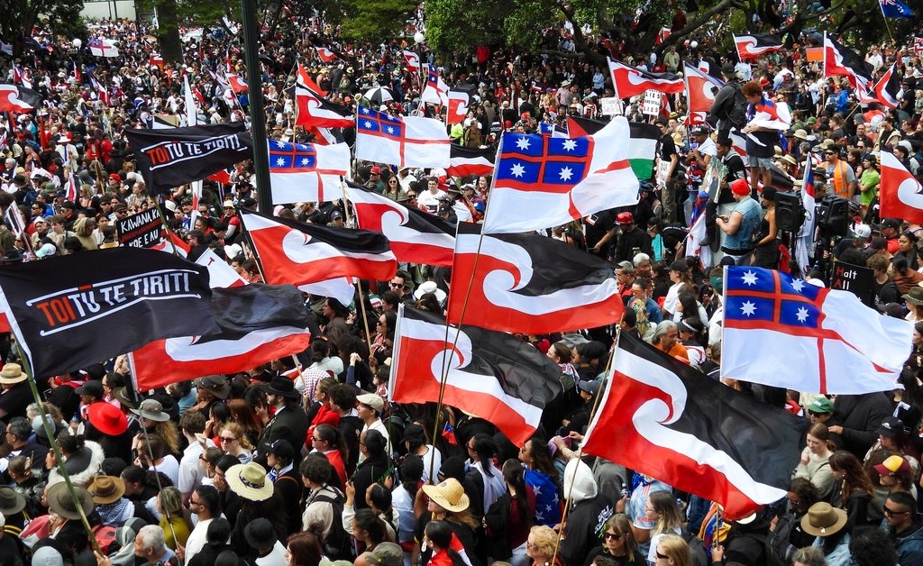 Des dizaines de milliers de personnes se rassemblent devant le Parlement néo-zélandais pour protester