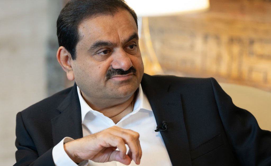 Les États-Unis accusent le milliardaire indien Gautam Adani d’avoir fraudé des investisseurs