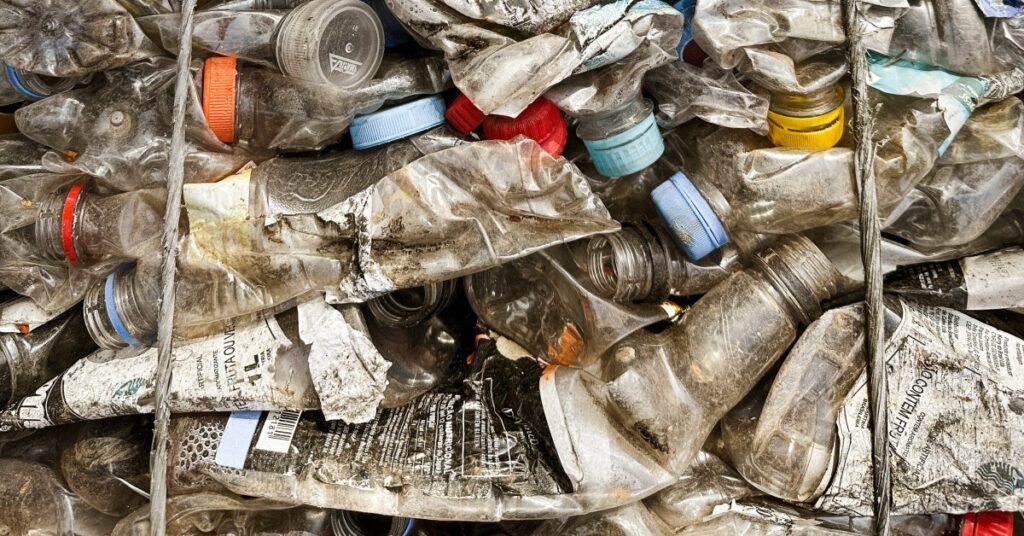 Des coopératives de recyclage brésiliennes aident à transformer les déchets plastiques en chaussures