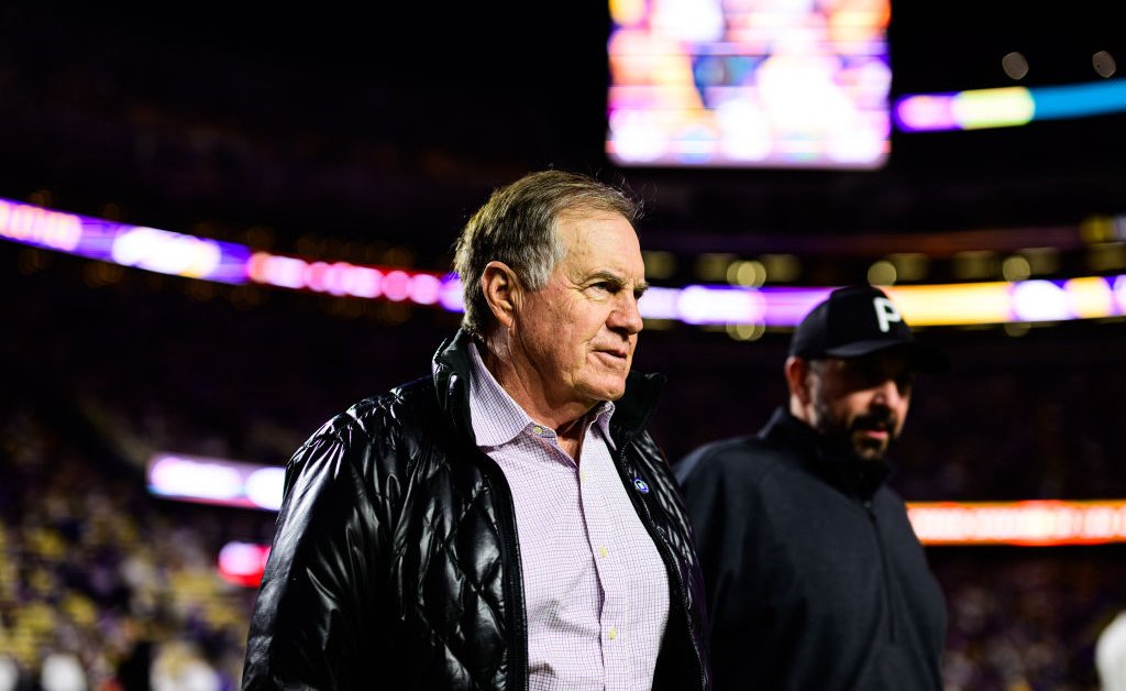 La légende de la NFL, Bill Belichick, conclut un contrat de cinq ans pour entraîner l’UNC