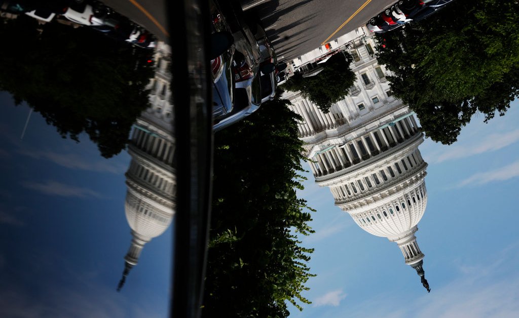 Le plan de financement bipartisan du gouvernement s’effondre après l’intervention de Trump